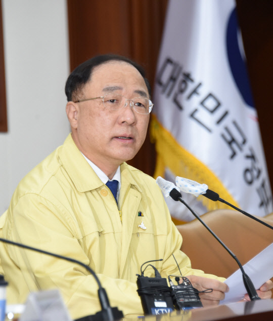 홍남기 부총리 겸 기획재정부 장관이 15일 서울 광화문 정부서울청사에서 '제215차 대외경제장관회의'를 주재, 모두발언을 하고 있다. <기획재정부 제공>